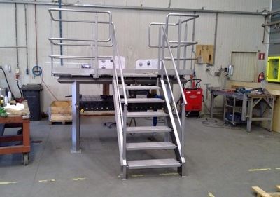 RVS bordes met trap voor metaaldetectorsysteem
