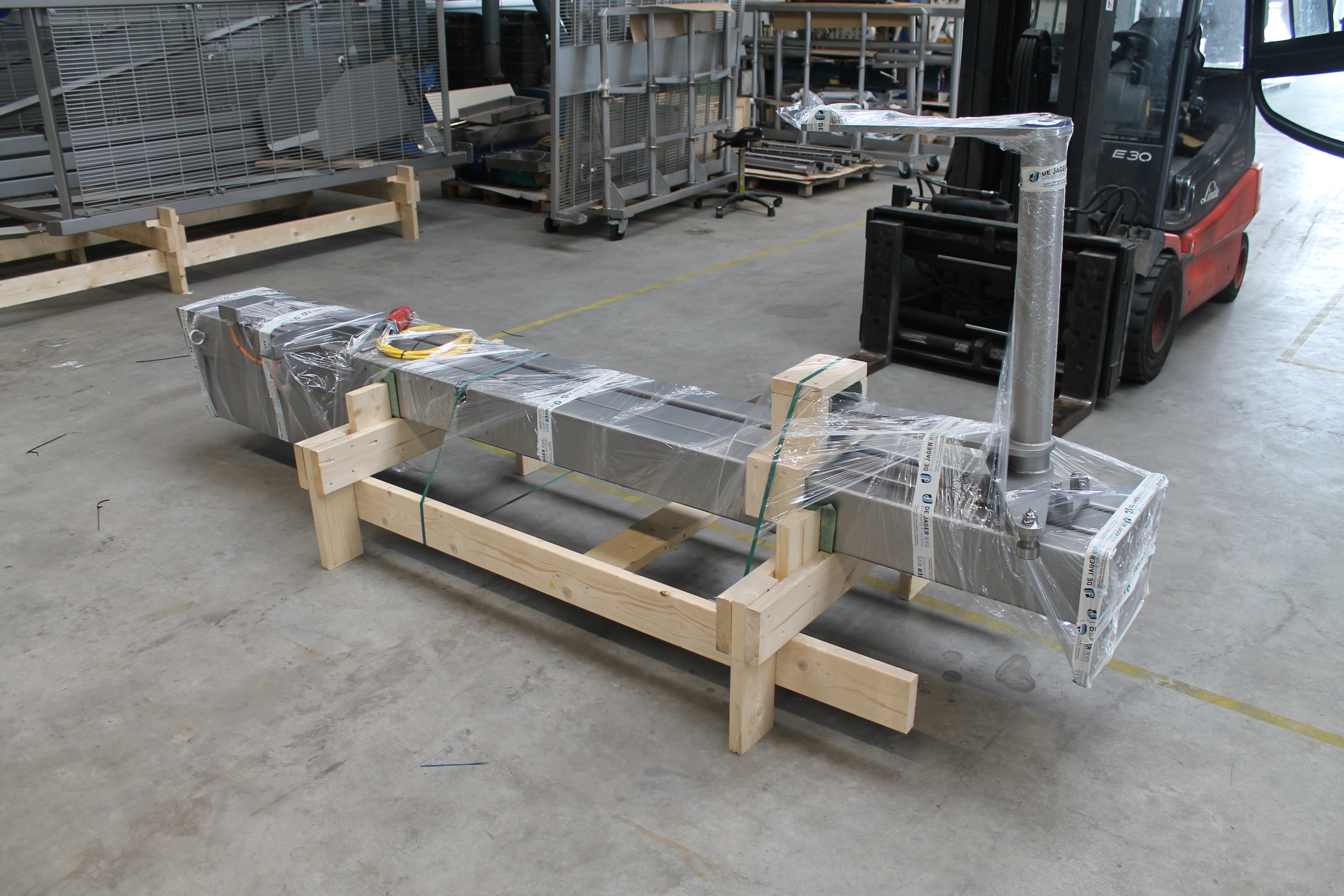 Normwagenlift ligt klaar in onze productiehal voor verzending naar klant.